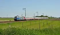 101 060-2 fuhr am 05.06.2015 mit einem IC von Köln nach Emden, hier bei Petkum.