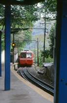 Die Corcovado-Bergbahn ist eine elektrisch betriebene Zahnradbahn, die von Rio de Janeiro auf den 710 m hohen Corcovado mit einer max. Steigung von 30% f�hrt. Der Antrieb erfolgt durch Drehstrommotoren, wobei 2 Phasen durch 2 Oberleitungen, die 3. Phase durch die Schienen zugef�hrt werden. Aufnahme vom Oktober 2000