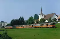 TPF/GFM: Regionalzug Murten-Fribourg ausnahmsweise mit RBDe 4/4 172, RBDe 537 181 und RBDe 4/4 173 bei Courtepin im Juli 1991. Damals wurde noch Montag bis Freitag planmässig bei einzelnen Zügen ein Postwagen mitgeführt.
Foto: Walter Ruetsch  