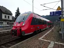 442 274-7 / 442 774-6 legt am 01. März 2015 als RB nach Saalfeld (Saale) einen kurzen Halt in Hockeroda ein.