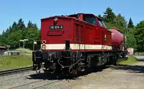 Bevor 199 874 ihre sechs Rollbockwagen auf das Stumpfgleis stellen konnte musste zuerst der Kesselwagen umrangiert werden. Am 01.07.15 wartet das Harzkamel auf die Freigabe.