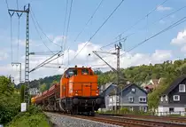 
Die BBL 18 - 214 027-5 (92 80 1214 027-5 D-BBL) der BBL Logistik GmbH (Lüneburg), ex DB 212 109-3, ex DB V 100 2109, donnert am 01.08.2015 mit 5 Drehgestell-Schüttgutkippwagen der Gattung Fas am Haken durch Siegen-Weidenau in Richtung Süden. 

Die ursprüngliche DB V 100.20 wurde 1963 von Henschel unter der Fabriknummer 30795 gebaut und als V 100 2109 an die Deutsche Bundesbahn geliefert. Mit der Einführung das EDV-Nummernschema erfolgte zum 01.01.1968 die Umzeichnung in DB 212 109-3, so führ sie bis zur Ausmusterung bei der DB zum 30.11.1995. Im Jahr 2002 ging sie an ALS - ALSTOM Lokomotiven Service GmbH in Stendal, wo sie 2013 gemäß Umbaukonzept  BR 214  umgebaut wurde. Am 28.03.2013 wurde sie an die BBL Logistik GmbH in Lüneburg als BBL 18  (NVR-Nummer 92 80 1214 027-5 D-BBL) geliefert.