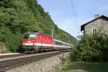 1144.253 fährt mit EC-159 vor Payerbach/R. an dem leerstehenden ex-Bahnwärterhaus vorbei. 1.8.15