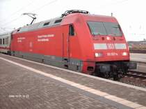 BR101 021-4 PEP mit IC 2457  Strelasund  am 22.12.2007 in Bitterfeld.
