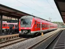 440 042-0 steht als RB 58120 zur Fahrt nach Karlstadt (Main) im Bahnhof Ansbach auf Gleis 3 bereit.


