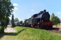 Mit Dampf in den Hochwald! Jedes erste Wochenende im August findet in Losheim am See das große Bahnhofsfest mit Bahnpostausstellung statt. Im Jahr 2015 wurde noch mehr geboten. Damplokfahrten in Doppeltraktion oder im Sandwich. Hightlight war eine Fotosonderfahrt mit der Diesellok 51 des MECL. Lok 34 von Henschel (ex Saarbergwerke) führt hier den Dampfzug (GmP) Losheim - Dellborner Mühle an, hier im Bereich des ehemaligen Bahnhof´s Niederlosheim. Lok 34 wurde von Henschel im jahr 1948 gebaut und war bei den Saarbergwerken im Einsatz. Bahnstrecle 9321 Merzig - Büschfeld der ehemaligen MEB (Merzig - Büschfelder Eisenbahn. 01.08.2015