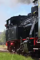Mit Dampf in den Hochwald! Jedes erste Wochenende im August findet in Losheim am See das große Bahnhofsfest mit Bahnpostausstellung statt. Im Jahr 2015 wurde noch mehr geboten. Damplokfahrten in Doppeltraktion oder im Sandwich. Hightlight war eine Fotosonderfahrt mit der Diesellok 51 des MECL. Lok 26 von Henschel (ex Saarbergwerke) schiebt hier den Dampfzug (GmP) Losheim - Dellborner Mühle nach, hier im Bereich des ehemaligen Bahnhof´s Niederlosheim. Lok 26 wurde von Henschel im jahr 1937 gebaut und war bei den Saarbergwerken im Einsatz. Bahnstrecke 9321 Merzig - Büschfeld der ehemaligen MEB (Merzig - Büschfelder Eisenbahn. 01.08.2015