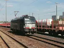 Vectron X4E-874  mit der NVR-Nummer 91 80 6 193 874-5 D-DISPO  rangiert am 31. Juli 2015 im Bahnhof von Ansbach.  