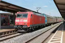 Bahnhof Ansbach Gleis 3  am 31. Juli 2015,  Durchfahrt von 185 064-3 mit einem Güterzug. 