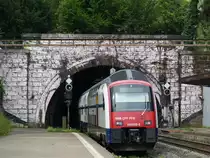 Die S-Bahn in Richtung Hauptbahnhof verschwindet im Tunnel. Der Züge vom Typ RABe 514 wurden zwischen 2005 und 2009 für die S-Bahn in Zürich ausgeliefert. Zürich Enge, 1.8.2015