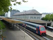 Obwohl die S-Bahn-Strecke beidseitig vom Bahnhof Zürich Enge unterirdisch verläuft, liegt dieser an der Oberfläche. Die Höhenunterschiede der Umgebung machen perspektivisch interessante Fotos möglich. Hier eine S2 nach Unterterzen. 1.8.2015