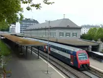 Obwohl die S-Bahn-Strecke beidseitig vom Bahnhof Zürich Enge unterirdisch verläuft, liegt dieser an der Oberfläche. Die Höhenunterschiede der Umgebung machen perspektivisch interessante Fotos möglich. Hier eine S2 nach Unterterzen. 1.8.2015