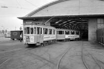 København / Kopenhagen KS SL 16: Der Zug bestehend aus dem Tw 563 und einem Bw der Serie 1500 verlässt eben den Betriebshof Valby, um im Stossverkehr aushelfen zu können. - Scan von einem Schwarzweissnegativ (Kamera: Konica EE-matic).