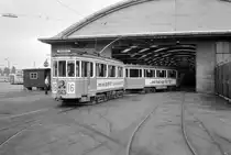 København / Kopenhagen KS SL 16: Der Zug bestehend aus dem Tw 563 und einem Bw der Serie 1500 verlässt eben den Betriebshof Valby, um im Stossverkehr aushelfen zu können. - Scan von einem Schwarzweissnegativ (Kamera: Konica EE-matic).