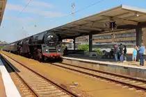 Der SDZ 20323 aus Dresden wird schon sehnsüchtig erwartet.
Mit der Vorspannlok 01 1533-7 der ÖGEG und der Zuglok 03 2155-4 der WFL trifft am 01.08.2015 der Dampfsonderzug durch Deutschland auf seiner zweiten Etappe in Berlin-Lichtenberg ein.

