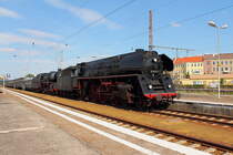 Der SDZ 20323 mit der Vorspannlok 01 1533-7 der ÖGEG und der Zuglok 03 2155-4 der WFL trifft am 01.08.2015 mit dem Dampfsonderzug durch Deutschland auf seiner zweiten Etappe von Dresden nach Berlin in Berlin-Lichtenberg ein.

