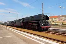 Der SDZ 20323 mit der Vorspannlok 01 1533-7 der ÖGEG und der Zuglok 03 2155-4 der WFL trifft am 01.08.2015 mit dem Dampfsonderzug durch Deutschland auf seiner zweiten Etappe von Dresden nach Berlin in Berlin-Lichtenberg ein.

