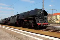 Die Zugpferde des Dampfsonderzuges durch Deutschland auf der zweiten Etappe von Dresden nach Berlin mit der Vorspannlok 01 1533-7 der ÖGEG und der Zuglok 03 2155-4 der WFL am 01.08.2015 in Berlin-Lichtenberg.