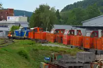 Lokzug? Jedemenge Schienenfahrzeug auf dem Gelände von Gmeinder in Mosbach, unteranderem auch die MWB 212 135-3 am Samstag den 1.8.2015
Foto entstand legal vom Wendehammer aus über den Zaun hinweg.