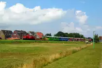 Am 25.07.2015 fährt die Inselbahn Langeoog aus dem Ortsbahnhof aus.