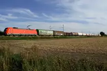 Am 31.7.2015 bei Pulling kommt der Container Zug mit Graffiti.