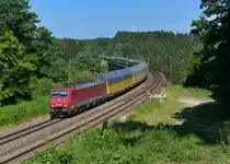 189 800 mit einem ARS-Altmann am 22.07.2015 bei Deining. 