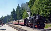 99 7232 muss am 01.07.15 in Schierke die Kreuzung mit einem Personenzug aus Wernigerode abwarten bevor auch sie ihr Fahrt fortsetzen kann.
