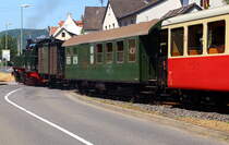 11sm mit einem Sonderzug für Eisenbahnfreunde am 05.06.2015 beim Überqueren der B 412 in der Ortslage Weiler (Brohltal). Kurz nach dem Bahnübergang wird angehalten, die Anhänger der Fotogemeinde steigen wieder ein und es geht zügig weiter zum nächsten Fotomotiv.