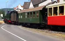 11sm mit einem Sonderzug für Eisenbahnfreunde am 05.06.2015 beim Überqueren der B 412 in der Ortslage Weiler (Brohltal). Kurz nach dem Bahnübergang wird angehalten, die Anhänger der Fotogemeinde steigen wieder ein und es geht zügig weiter zum nächsten Fotomotiv.