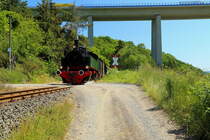 Soeben hat am 05.06.2015 11sm mit ihrem Sonderzug die Brohltal-Autobahnbrücke der A 61 unterquert und befindet sich jetzt kurz vor Niederzissen.