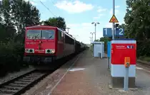 155 075-5 fährt am 31.07.2015 mit dem EZ 45300 (Děčín – Leipzig Engelsdorf) durch Zwickau Pölbitz. 
Aufgrund von Bauarbeiten im Bahnhof Riesa wurde ein Großteil der Güterzüge von 22.07.2015 bis 02.08.2015 über die KBS 510 umgeleitet. Sie fuhren von Dresden aus über Chemnitz und Meerane nach Leipzig, aber da am Wochenende vom 31.07.2015 bis 03.08.2015 auch Meerane gesperrt ist sind die Güterzüge dann den kleinen Umweg über Zwickau gefahren.