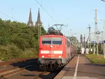 111 127 kommt mit einem RE vor dem Dom Türmen am Morgen des 1.8 in Köln Deutz eingefahren.

Köln Deutz 01.08.2015