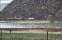 Eine Rail4chem 185er bringt einen Tankzug richtung Mainz.
Fotografiert vom Haltepunkt Boppard-Hirzenach im April 2006.