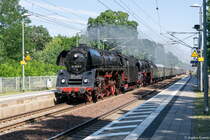 Vorspannlok 01 1533-7 der ÖGEG & Zuglok 03 2155-4 der WFL mit dem (DPE 20323)  Die große Eisenbahn-Romantik Rundfahrt  2. Etappe von Dresden Hbf nach Berlin-Lichtenberg, bei der Durchfahrt in Fangschleuse. 01.08.2015