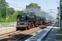 Vorspannlok 01 1533-7 der ÖGEG & Zuglok 03 2155-4 der WFL mit dem (DPE 20323)  Die große Eisenbahn-Romantik Rundfahrt  2. Etappe von Dresden Hbf nach Berlin-Lichtenberg, bei der Durchfahrt in Fangschleuse. 01.08.2015