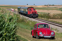 2062 053 trifft mit dem Nostagie Express  Leiser Berge  kurz vor Ernstbrunn auf ein weiteres nostalgisches Fahrzeug. Naglern, am 01.08.2015.