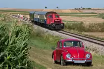 2062 053 trifft mit dem Nostagie Express  Leiser Berge  kurz vor Ernstbrunn auf ein weiteres nostalgisches Fahrzeug. Naglern, am 01.08.2015.