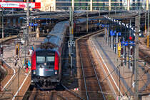 1116 235, an der Spitze des railjet 760 nach Bregenz, kurz vor der Abfahrt in Wien Westbahnhof. Die Aufnahme entstand am 01.08.2015.