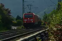 Durch Osterspai kommt am Abend des 2.8.2015 die 182 315-9 mit einem Kohlestaubwagenzug am Haken rheinabwärts gefahren.