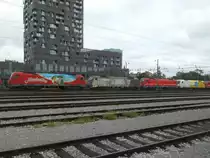 Irrtum, es geht noch mehr! Hinter den Exemplaren  Almdudler  und  Leonardo da Vinci  war am 28.7.2015 in Ljubljana auch noch die neueste Sonderlok der Slowenischen Eisenbahnen, 541 104-0  Chiquita , zu bestaunen. Wie gut, daß sich über Geschmack nicht streiten läßt!