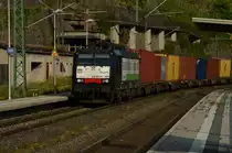 Die Rurtalbahn 189 209 mit EURPEANGATWAYSERVICES Werbung und einem Kastelzug in St. Goarshausen am Abend des 2.8.2015