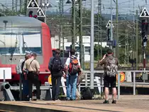 Da stehen und warten sie ;-) Bahnbilder-Treffen Singen Hohentwiel 02.08.2015