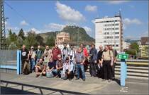 Bahnbildertreffen unter dem Hohentwiel, wie man unschwer erkennen kann. Hinten von links nach rechts: Horst, Matthias, Jonas, Stephan, Schumi, Thomas, Sandro, Hanspii, Julian, Peter, Hansjorg, Matti, vorne: Jürgen, Stefan, Herbert, Walter und Werner. Singen, August 2015. 