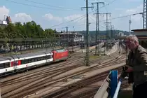 Der echte Eisenbahnfotograf steht wie ein Fels in der Brandung (alternativ auch auf dem Oberdeck eines Parkhauses) und ignoriert auch mal vorbeifahrende Züge ;-) Singen (Hohentwiel) 02.08.2015