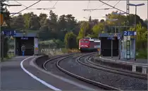 Den ganz Unverzagten war Artemis doch noch hold. 115 261-0 wagte sich doch noch nach Singen, hier lugt sie noch vorsichtig um die Kurve. Welschingen, August 2015.