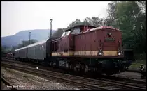 110745 vor einer Personenzug Garnitur am 6.6.1991 im Bahnhof Cranzahl.