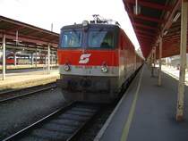 Die 1044 086 mit Schlirenwagen am 21.02.2007 in Salzburg Hbf.