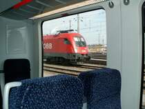 Blick aus einem �BB  Talent  4024 auf eine E-Lok 1116 vor einem G�terzug nach �sterreich.Buchs/SG Schweiz am 23.02.07