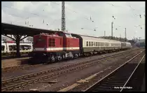 112594 am 7.6.1991 um 14.02 Uhr vor einem Personenzug im Bahnhof Glauchau.