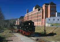 Schmalspurdampf im Erzgebirge: 99 582 setzt vor der Kulisse der B�rstenfabrik am 18.02.07 in St�zengr�n an das andere Zugende um.